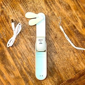 MULTIFUNCTIONAL FOLDING FAN WHITE W/ FLASHLIGHT NWT charges portable devices